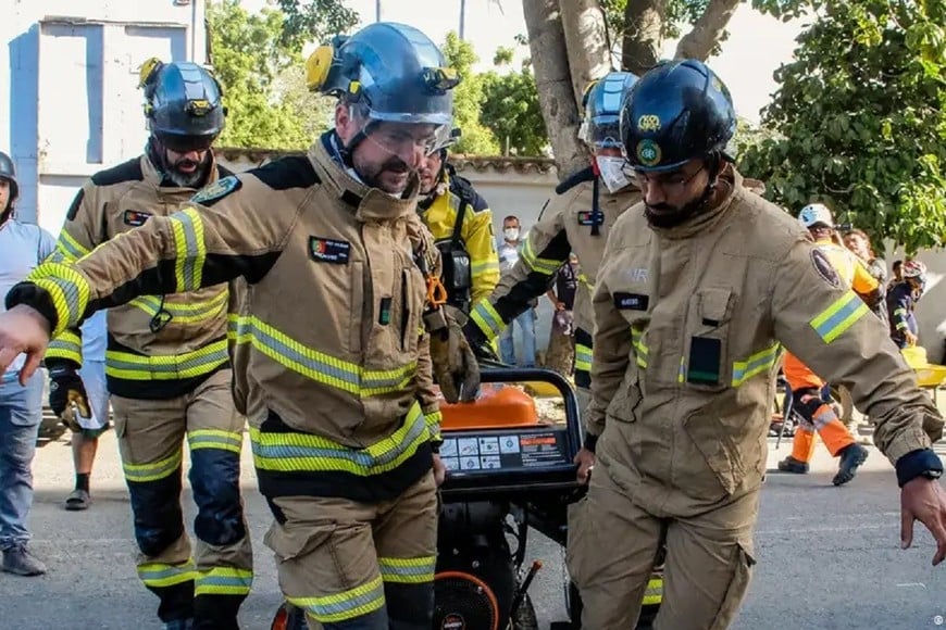 Rescatistas portugueses trabajan contrarreloj en La Guaira.  La intensión de enviar equipos especializados desde otros países chocó con la incapacidad administrativa que postergó el socorro mientras las horas se escurrían bajo las piedras.