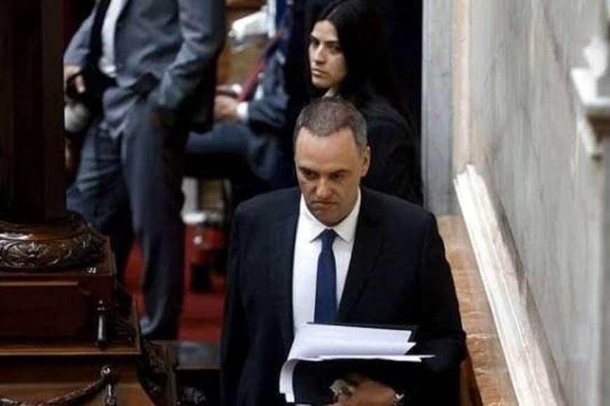 Manuel Adorni ya no es el Jefe de Gabinete de Ministros del gobierno de Javier Milei. Un final más que previsible.