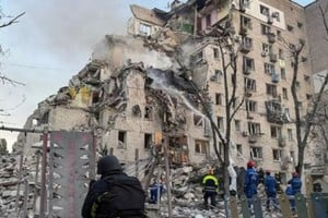 Los equipos de emergencia trabajaron entre los escombros de edificios residenciales dañados.