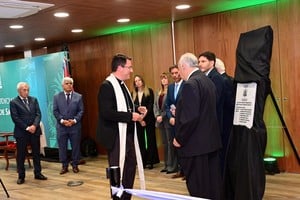 El obispo aux. Vecino, frente a Gutiérrez y Pullaro, antes de la bendición. Foto: Flavio Raina