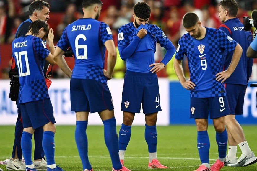 Soccer Football - FIFA World Cup 2026 - Round of 32 - Portugal v Croatia - Toronto Stadium, Toronto, Canada - July 2, 2026
Croatia's Josko Gvardiol and teammates look dejected after the match as Croatia are eliminated from the World Cup REUTERS/Dylan Martinez