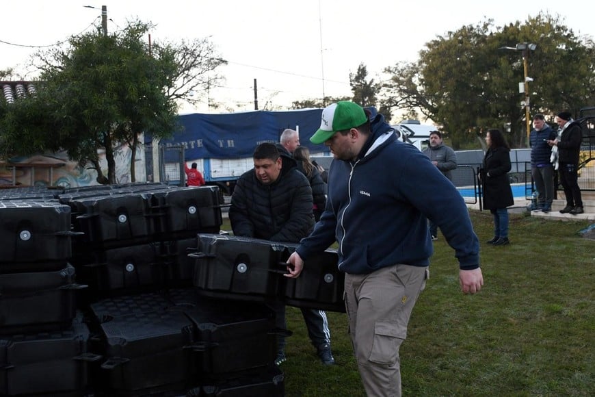 Llegaron pontones desde Canadá para aguas abiertas en el Parque del Sur.