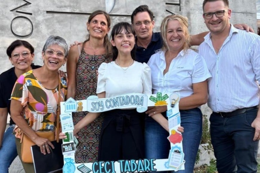 Cecilia junto a familiares y personal de la sede San Jerónimo de la UCSF en la ciudad de Reconquista
