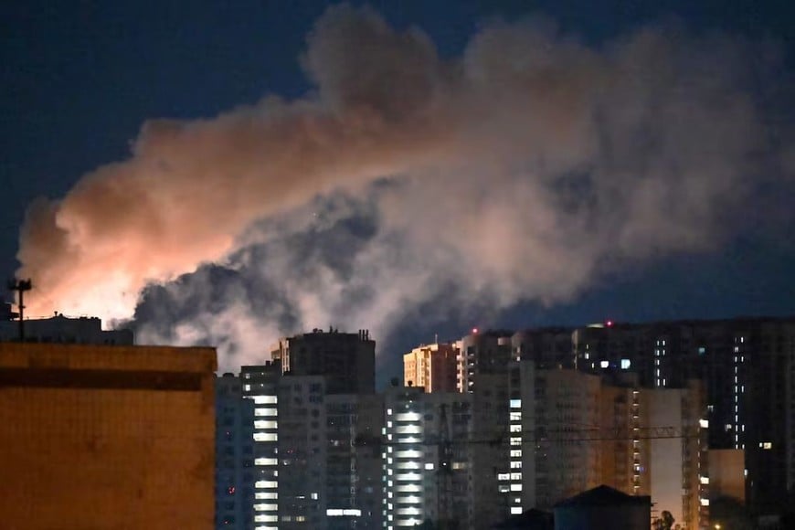 Kiev bajo fuego: un bombardeo ruso dejó muertos, heridos y edificios destruidos.