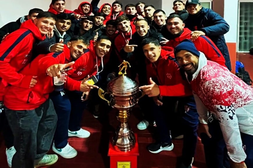 Trofeo en mano. Atlético Paraná y toda su felicidad. Gentileza