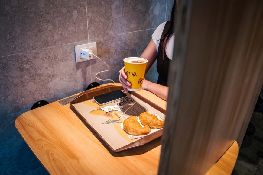 El restaurante suma un nuevo Centro de Postres y un espacio de McCafé integrado al diseño del local, ideal para disfrutar desayunos, meriendas o simplemente hacer una pausa durante el recorrido por Shopping La Ribera.