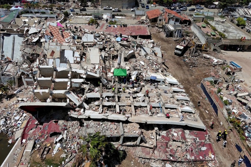 A drone view shows workers and heavy machinery at the site of a collapsed building in the aftermath of the June 24 earthquakes, in La Guaira, Venezuela, July 1, 2026. REUTERS/Ricardo Arduengo