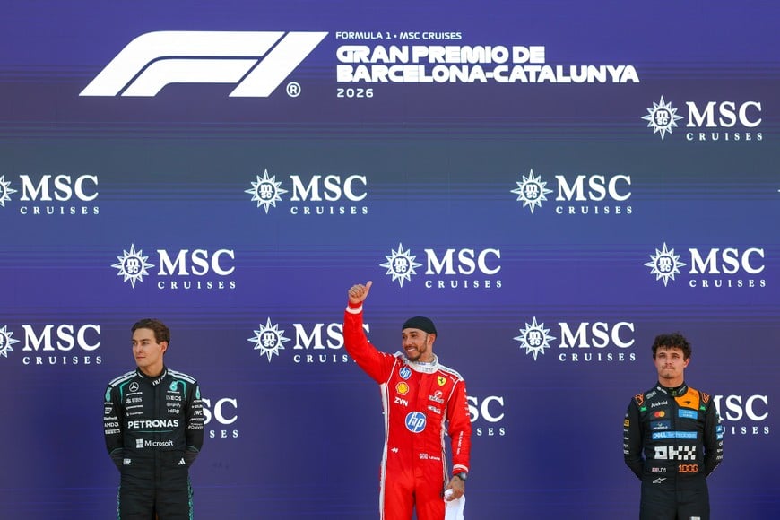 (260615) -- BARCELONA, 15 junio, 2026 (Xinhua) -- Imagen del 14 de junio de 2026 del piloto británico de la escudería Ferrari, Lewis Hamilton (c), el piloto británico de la escudería Mercedes, George Russell (i), y el piloto británico de la escudería McLaren, Lando Norris, posando en el podio durante la ceremonia de premiación del Gran Premio de Barcelona-Cataluña de Fórmula Uno, en el circuito de Cataluña, en Montmeló, cerca de Barcelona, España. (Xinhua/Qian Jun) (rtg) (ce)