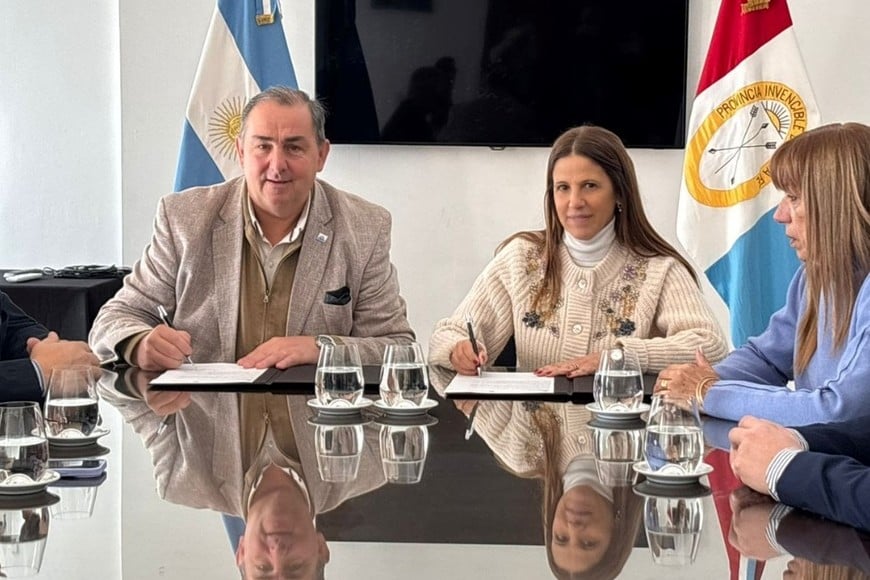 Postales del encuentro y las firmas de este viernes. Crédito: Municipalidad de Santa Fe