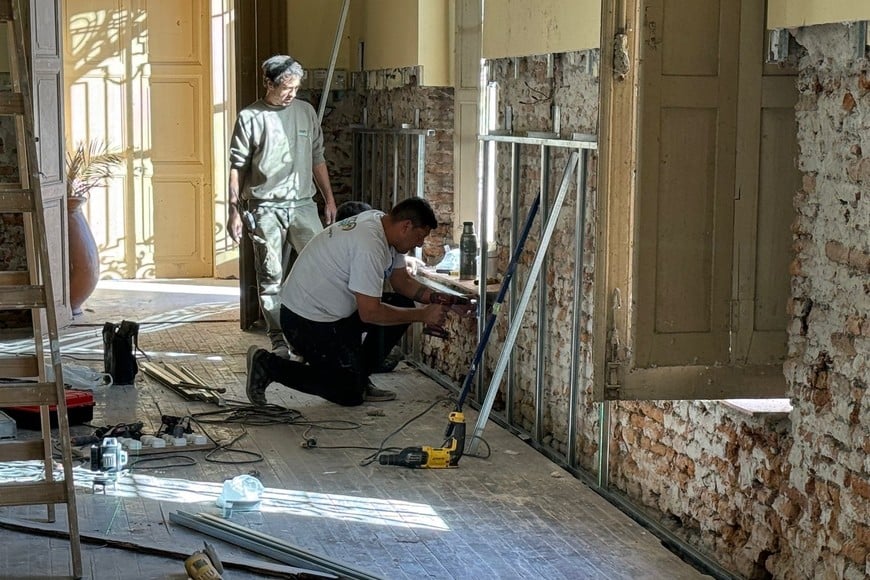 La intervención comprende el salón principal, su escenario y la galería lateral que funciona como expansión del edificio.