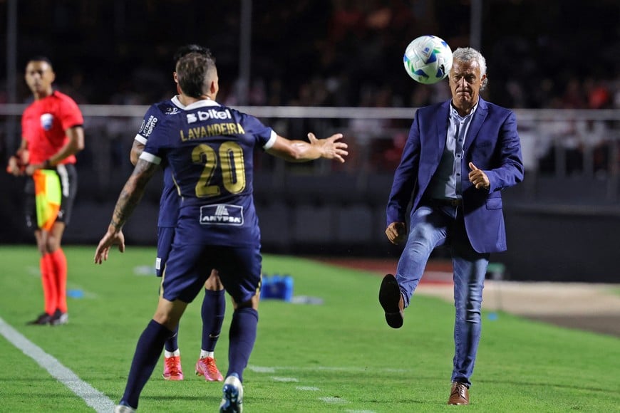 Soccer Football - Copa Libertadores - Group D - Sao Paulo v Alianza Lima - MorumBIS, Sao Paulo, Brazil - April 10, 2025
Alianza Lima coach Nestor Gorosito kicks the ball to Alianza Lima's Pablo Lavandeira REUTERS/Amanda Perobelli