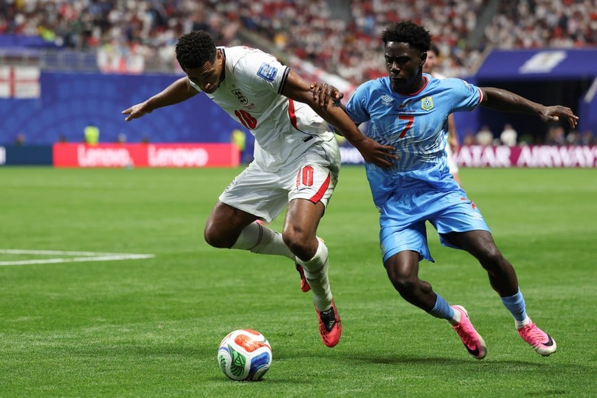 (260701) -- ATLANTA, 1 julio, 2026 (Xinhua) -- El jugador Jude Bellingham (i), de Inglaterra, disputa el balón con Nathanael Mbuku (d), de la República Democrática del Congo, durante el partido de dieciseisavos de final de la Copa Mundial de la FIFA 2026, celebrado en el Estadio Atlanta, en Atlanta, Estados Unidos, el 1 de julio de 2026. (Xinhua/Xu Zijian) (ra) (ce)