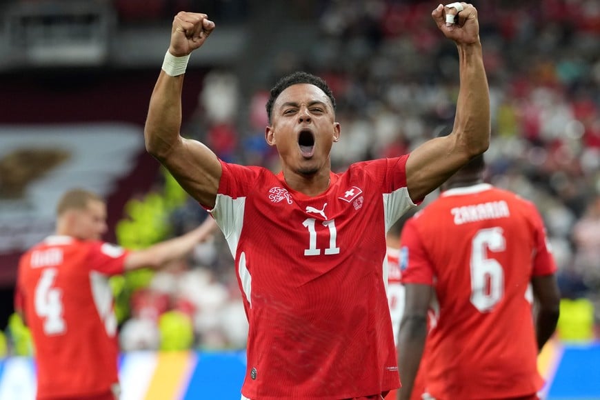 (260702) -- VANCOUVER, 2 julio, 2026 (Xinhua) -- El jugador Dan Ndoye, de Suiza, festeja su anotación durante el partido de dieciseisavos de final de la Copa Mundial de la FIFA 2026 ante Argelia, celebrado en el Estadio BC Place Vancouver, en Vancouver, Canadá, el 2 de julio de 2026. (Xinhua/Meng Yongmin) (rtg) (da) (ah)