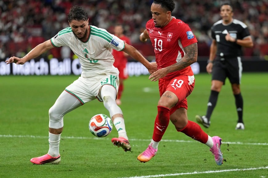 (260702) -- VANCOUVER, 2 julio, 2026 (Xinhua) -- El jugador Noah Okafor (d), de Suiza, disputa el balón con Jaouen Hadjam (i), de Argelia, durante el partido de dieciseisavos de final de la Copa Mundial de la FIFA 2026, celebrado en el Estadio BC Place Vancouver, en Vancouver, Canadá, el 2 de julio de 2026. (Xinhua/Meng Yongmin) (rtg) (da) (ah)
