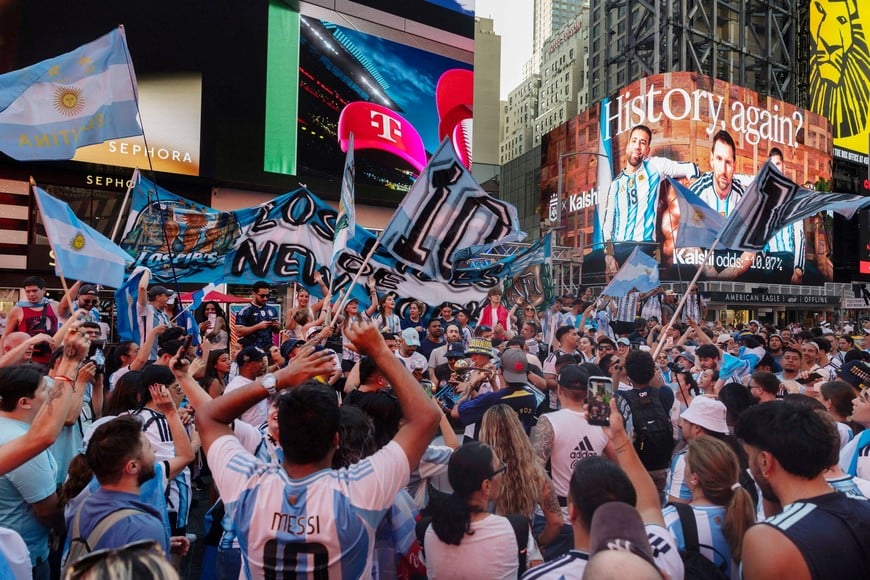 Soccer Football - FIFA World Cup 2026 - Argentina fans in Times Square - New York City, New York, U.S. - July 2, 2026
Argentina fans with flags and banners ahead of their round of 32 match tomorrow against Cape Verde REUTERS/Carolina Herrera TPX IMAGES OF THE DAY