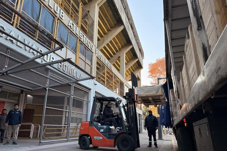 Cajas con material deportivo llegan desde Noruega.