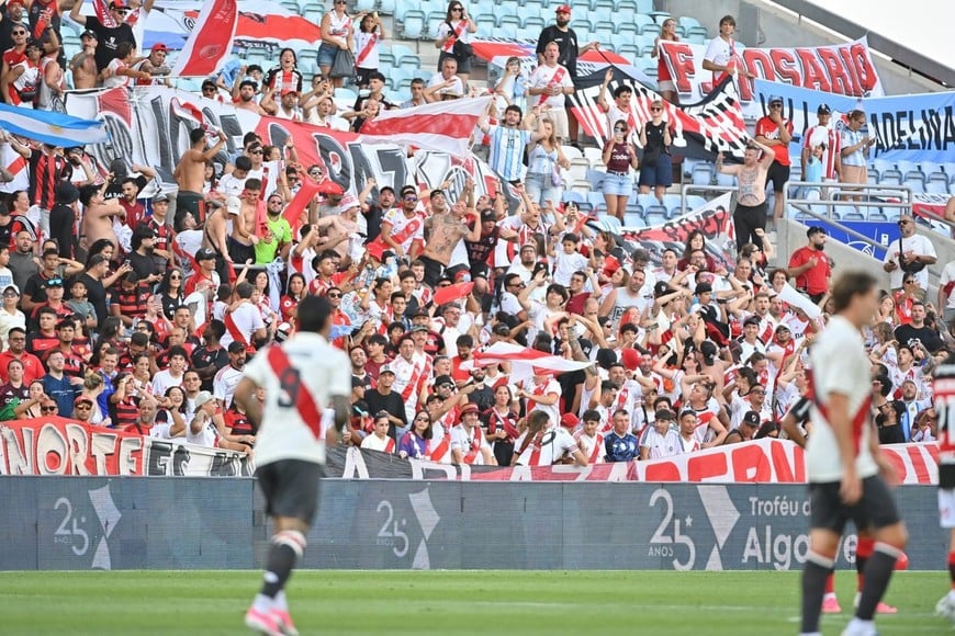 Un nutrido grupo de hinchas millonarios acompañó el amistoso en Portugal. Fuente: Prensa River.