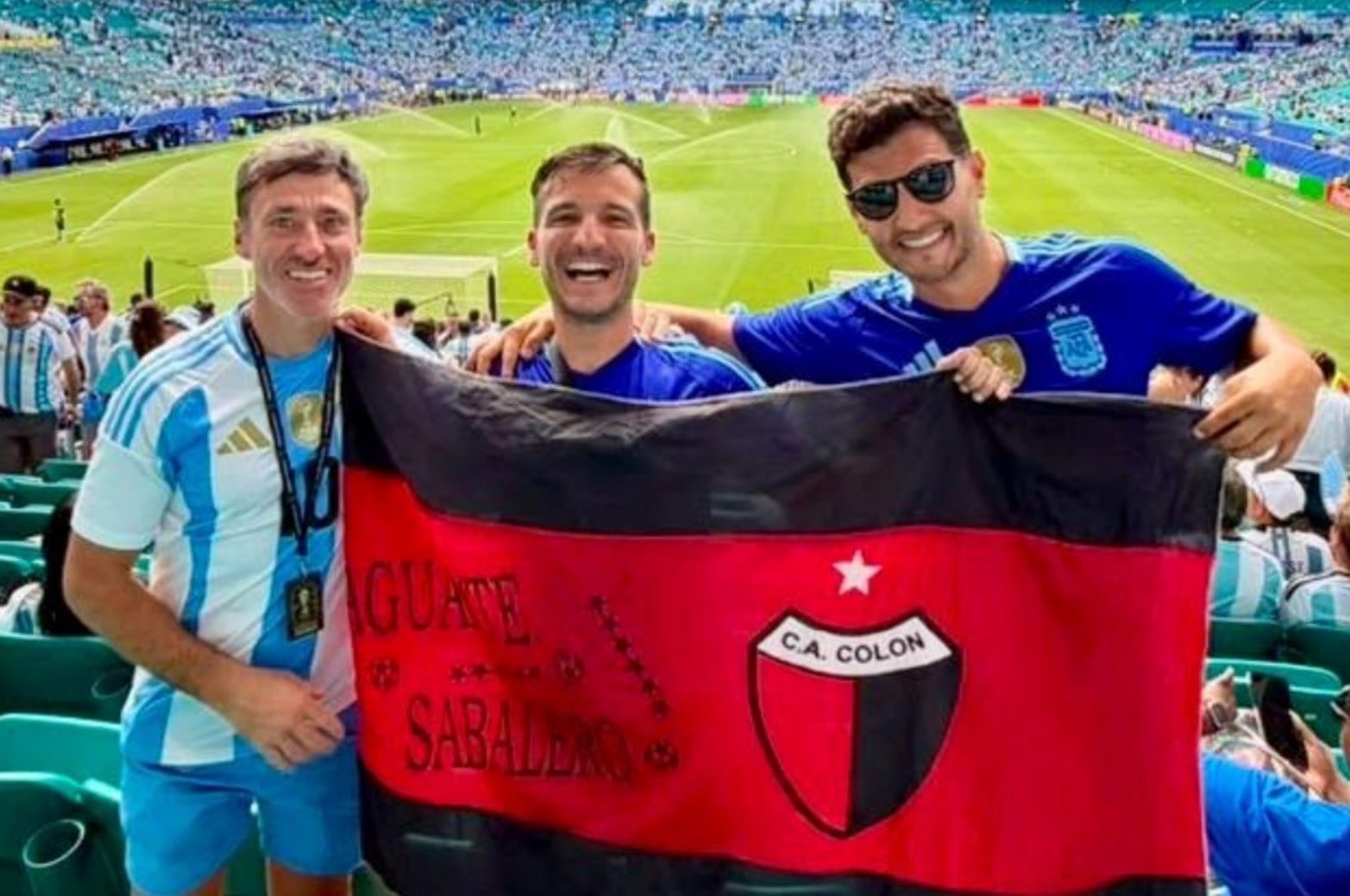 Los hinchas sabaleros en la previa del partido Argentina - Cabo Verde.