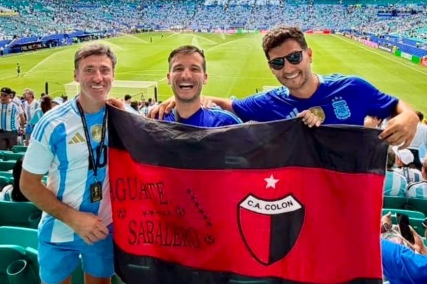 Los hinchas sabaleros en la previa del partido Argentina - Cabo Verde.