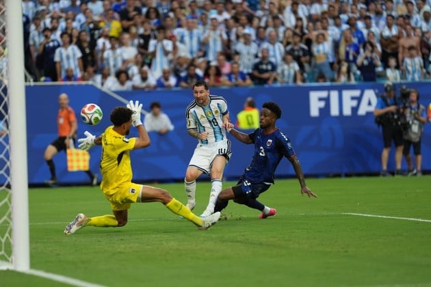Del pie zurdo de Messi salió el remate que dejó sin chances al bueno de Vozinha. El pase de Lisandro Martínez fue estupendo. Messi hizo todo lo demás: dominio y definición. Foto: Fernando Nicola