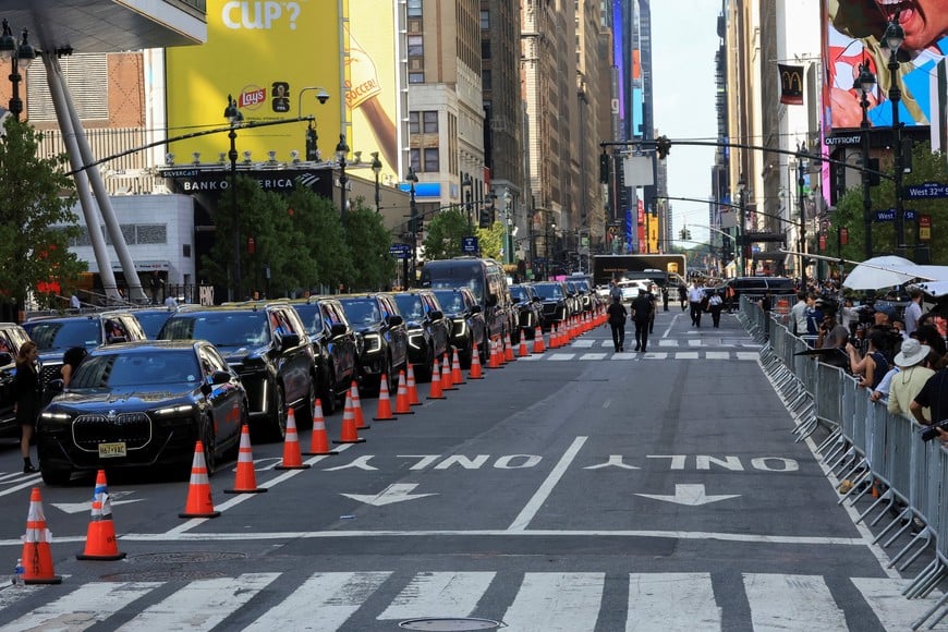 Guests arrive at Madison Square Garden, the venue for the reported wedding celebrations of singer Taylor Swift and National Football League (NFL) player Travis Kelce, in New York, U.S., July 3, 2026. REUTERS/Brendan McDermid
