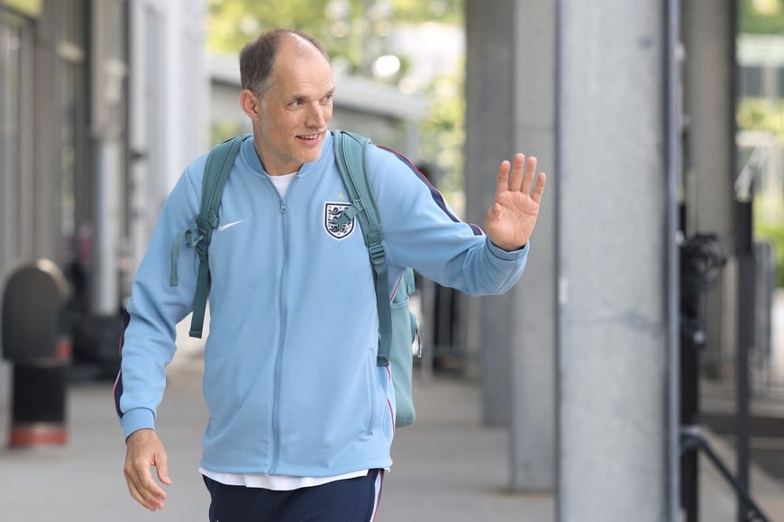 (260701) -- ATLANTA, 1 julio, 2026 (Xinhua) -- Thomas Tuchel, director técnico de Inglaterra, llega previo al partido de dieciseisavos de final de la Copa Mundial de la FIFA 2026 ante la República Democrática del Congo, celebrado en el Estadio Atlanta, en Atlanta, Estados Unidos, el 1 de julio de 2026. (Xinhua/Xu Zijian) (ra) (ce)