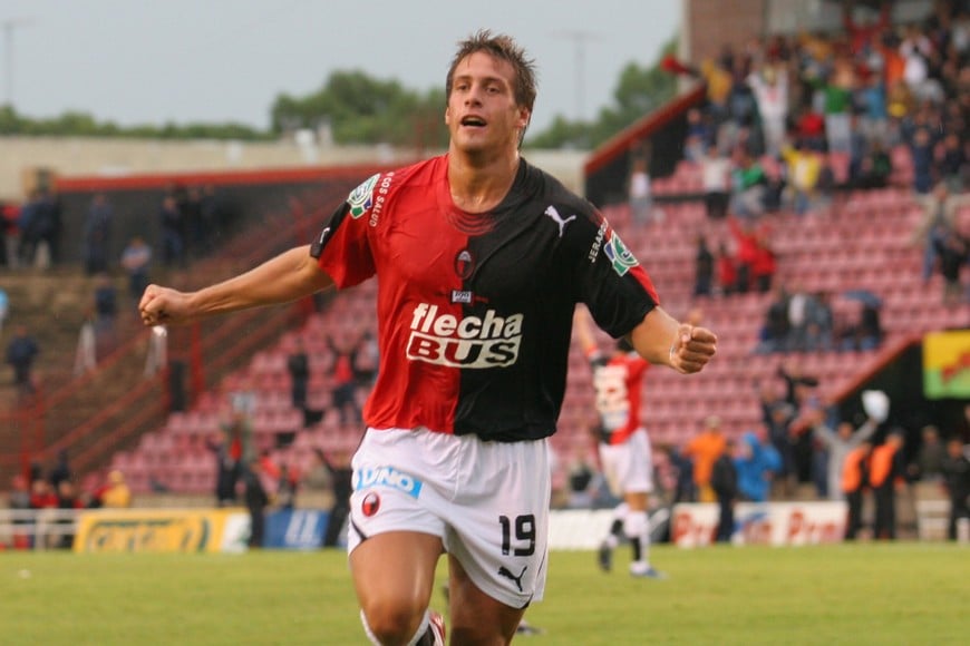 Germán Denis gritando un gol sabalero en el Centenario.