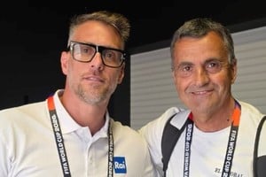 Germán Denis con el enviado de El Litoral, en Miami. Scaloni se alegró de ver al ex jugador de Colón, hoy comentarista en la RAI italiana.