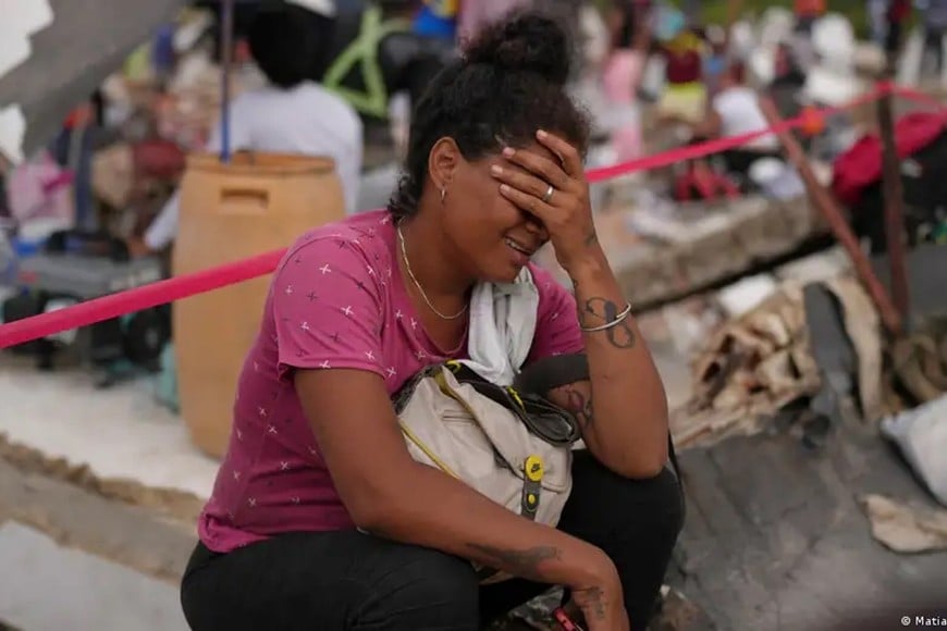 Una mujer llora ante los escombros de la que era su casa en La Guaira.