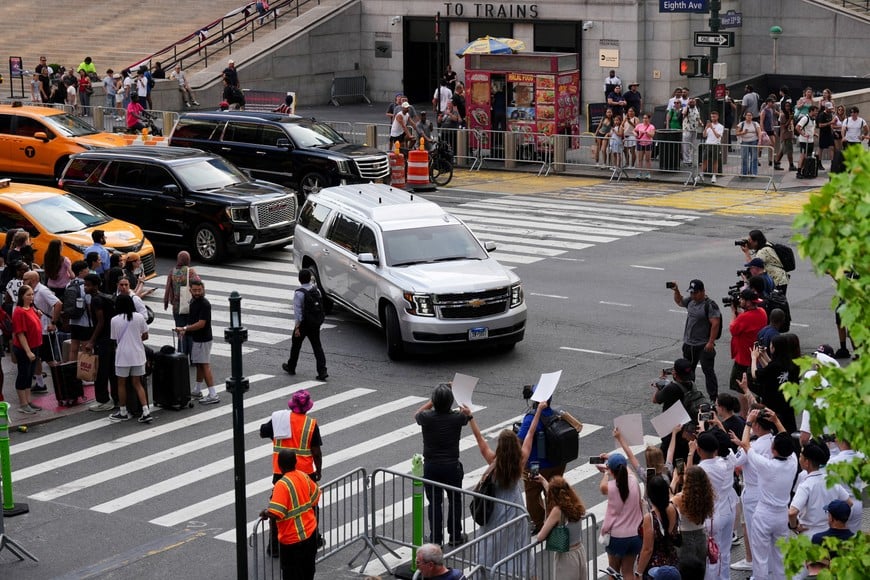 A Chevrolet Suburban SUV believed to be transporting Taylor Swift arrives at Madison Square Garden, the venue for the reported wedding celebrations of singer Taylor Swift and National Football League (NFL) player Travis Kelce, in New York, U.S., July 3, 2026. REUTERS/Adam Gray
