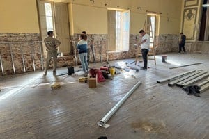 La intervención comprende el salón principal, su escenario y la galería lateral que funciona como expansión del edificio.