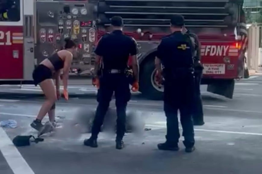 Los servicios de emergencia lo trasladaron al Hospital Bellevue, donde fue declarado muerto.