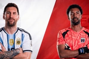 Messi y Vozinha, los emblemas de ambos equipos, cruzados por la historia de sus botines. Archivo.