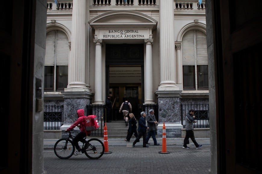 (260603) -- BUENOS AIRES, 3 junio, 2026 (Xinhua) -- Imagen del 1 de junio de 2026 de personas caminando frente al Banco Central, en la ciudad de Buenos Aires, capital de Argentina. Tras cerrar 2025 con un marcado incumplimiento en las metas de acumulación de reservas acordadas con el Fondo Monetario Internacional, Argentina transita 2026 con perspectivas más favorables para alcanzar los objetivos comprometidos, impulsada por el programa de compras diarias de divisas del Banco Central y una mayor disponibilidad de dólares en la primera mitad del año. (Xinhua/Martín Zabala) (mz) (da) (ra) (vf)