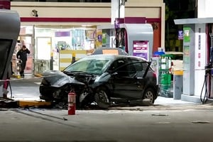 El auto chocó contra una estación de servicio, se prendió fuego y hay tres heridos.