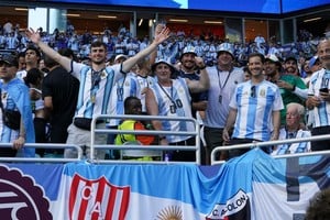 Tatengues y sabaleros unidos con la bandera argentina y la inscripción "coronados de gloria"