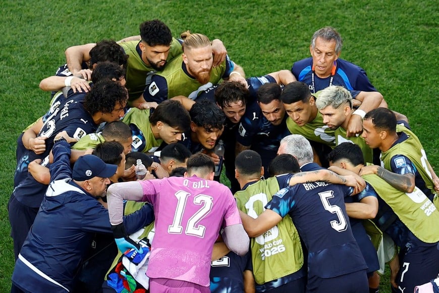 Soccer Football - FIFA World Cup 2026 - Round of 32 - Germany v Paraguay - Boston Stadium, Foxborough, Massachusetts, U.S. - June 29, 2026
Paraguay coach Gustavo Alfaro gives instructions to players before the penalty shoot-out REUTERS/Pilar Olivares