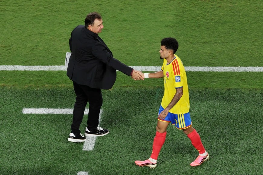 Soccer Football - FIFA World Cup 2026 - Round of 32 - Colombia v Ghana - Kansas City Stadium, Kansas City, Missouri, U.S. - July 3, 2026
Colombia's Luis Diaz shakes hands with coach Nestor Lorenzo after he is substituted REUTERS/Claudia Greco