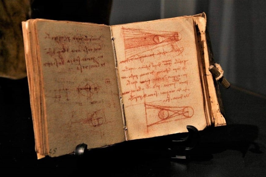 Evidencia de su legado y particular creatividad. Manuscrito redactado en escritura especular (en espejo), como la mayoría de los trabajos realizados por este increíblemente ingenioso observador, científico e inventor florentino.