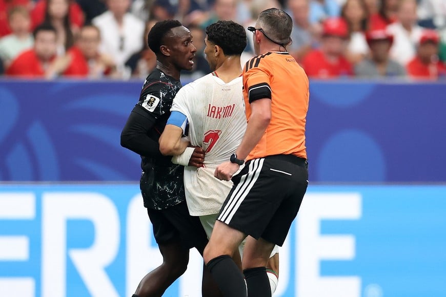 (260704) -- HOUSTON, 4 julio, 2026 (Xinhua) -- El jugador Achraf Hakimi (c), de Marruecos, discute con Richie Laryea (i), de Canadá, durante el partido de octavos de final de la Copa Mundial de la FIFA 2026, celebrado en el Estadio Houston, en Houston, Estados Unidos, el 4 de julio de 2026. (Xinhua/Li Ming) (rtg) (vf)