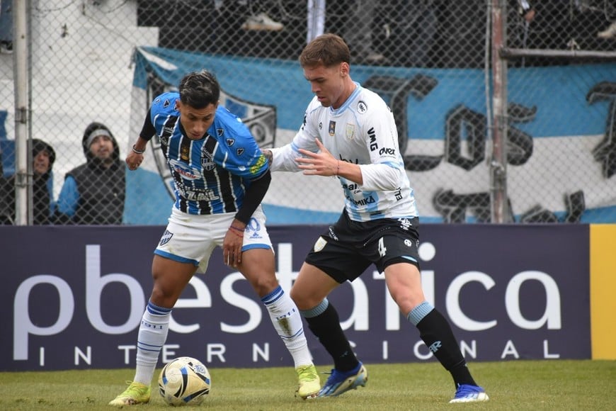 Agustín Solveyra marca al delantero de Almagro
