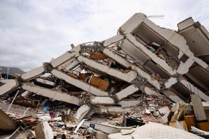 El sitio de un edificio derrumbado tras los terremotos del 24 de junio en los Corales, La Guaira. REUTERS/Leonardo Fernández Viloria