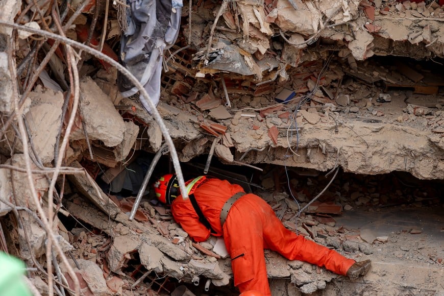 A member of the Mexican rescue team known as the Topos (moles in Spanish) works in the aftermath of the June 24 earthquakes, in Los Corales, La Guaira, Venezuela, July 4, 2026. REUTERS/Leonardo Fernandez Viloria
