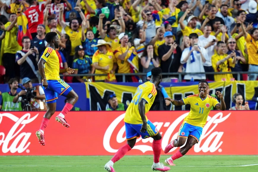 (260704) -- KANSAS CITY, 4 julio, 2026 (Xinhua) -- Imagen del 3 de julio de 2026 del jugador Jhon Arias (d), de Colombia, festejando su anotación durante el partido de dieciseisavos de final de la Copa Mundial de la FIFA 2026 ante Ghana, celebrado en el Estadio Kansas City, en Kansas City, Estados Unidos. (Xinhua/Jia Haocheng) (rtg) (vf)