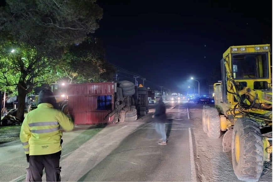Personal de distintas dependencias trabajaron por más de 5 horas para reestablecer el tránsito. Al costado izquierdo se pueden ver los vacunos muertos. Foto: Gentileza