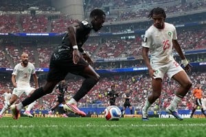 (260704) -- HOUSTON, 4 julio, 2026 (Xinhua) -- El jugador Tani Oluwaseyi (i), de Canadá, disputa el balón durante el partido de octavos de final de la Copa Mundial de la FIFA 2026 ante Marruecos, celebrado en el Estadio Houston, en Houston, Estados Unidos, el 4 de julio de 2026. (Xinhua/Xiao Yijiu) (rtg) (vf)