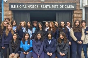 Los chicos pasaron a la semifinal del certamen escribiendo narraciones contrarreloj bajo consignas específicas, junto a las profes Noelia García (segunda desde la izq.) y Cielo Sanesi (a la derecha).