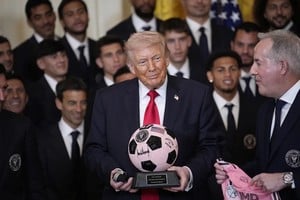 Donald Trump es el anfitrión de la Copa Mundial de Fútbol 2026, mientras las ya perpetuas tensiones bélicas entre Estados Unidos e Irán marcan su agenda internacional más allá de lo que pasa en los campos de juego.