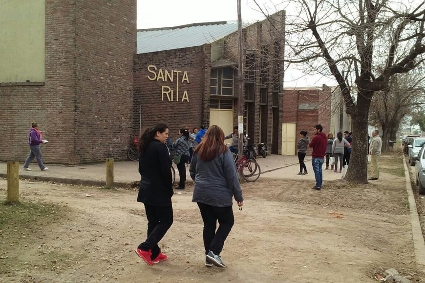"En la escuela no damos la posibilidad de no leer. Tenemos un plan de lectura y otro de escritura porque los chicos que leen siempre van a escribir mejor", dijo la profesora Leonor García. Foto: El Litoral
