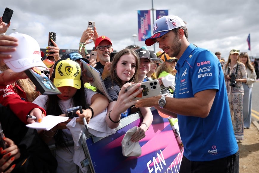 Formula One F1 - British Grand Prix - Silverstone Circuit, Silverstone, Britain - July 4, 2026
Alpine's Pierre Gasly signs autographs for fans ahead of the sprint and qualifying REUTERS/Andrew Boyers